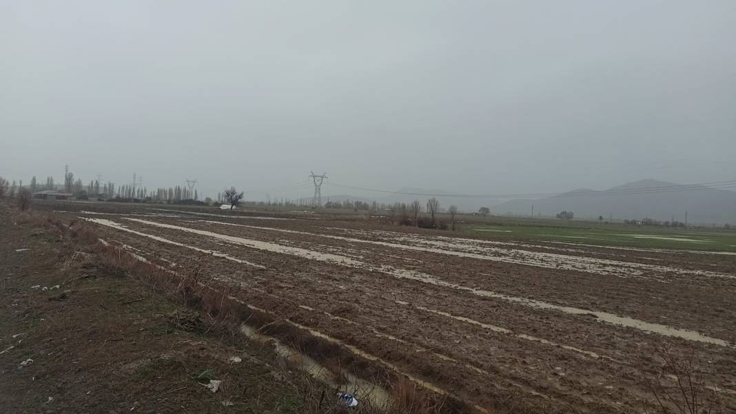 Konya'da şiddetli yağış göleti taşırdı! Bazı yerler sular altında kaldı 6